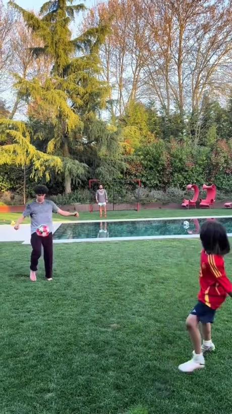 馬塞洛和兒子隔水相傳！大兒子腳法有點(diǎn)東西的！