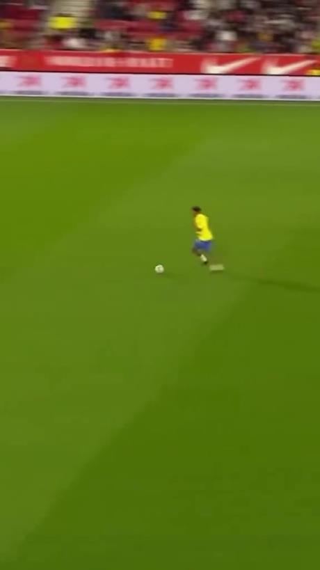 45歲還開掛！小羅再現(xiàn)牛尾巴過人，微笑單挑門將輕松打進(jìn)