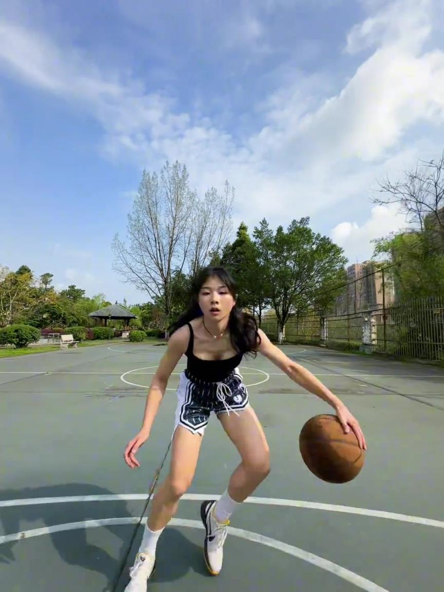 看著有點實力，敢背打我不？